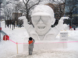 フォーを観る子ども