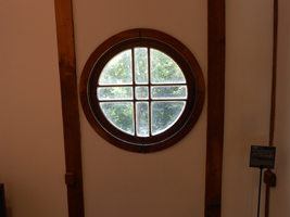 旧三菱鉱業寮内の丸窓